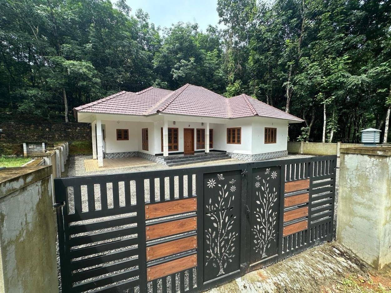 കരിങ്കുന്നം-മുട്ടം റൂട്ടിൽ 10.75 സെൻറ് സ്ഥലവും, 1760 Sq. Ft. 3 BHK  (attached) വീടും  വില്പനക്ക്. 
