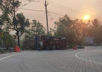 കരിങ്കുന്നം നെല്ലാപ്പാറ കുരിശുപള്ളി വളവിൽ  വീണ്ടും ലോറി മറിഞ്ഞു. 