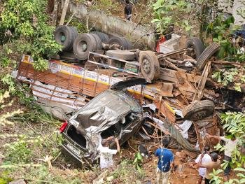 കരിങ്കുന്നം നെല്ലാപ്പാറ  കുരിശുപള്ളി വളവിൽ  അപകടങ്ങളുടെ തുടർക്കഥ.  ഇന്ന്  ഒരു ലോറിയും, കാറും  താഴ്ചയിലേക്ക് മറിഞ്ഞു. 