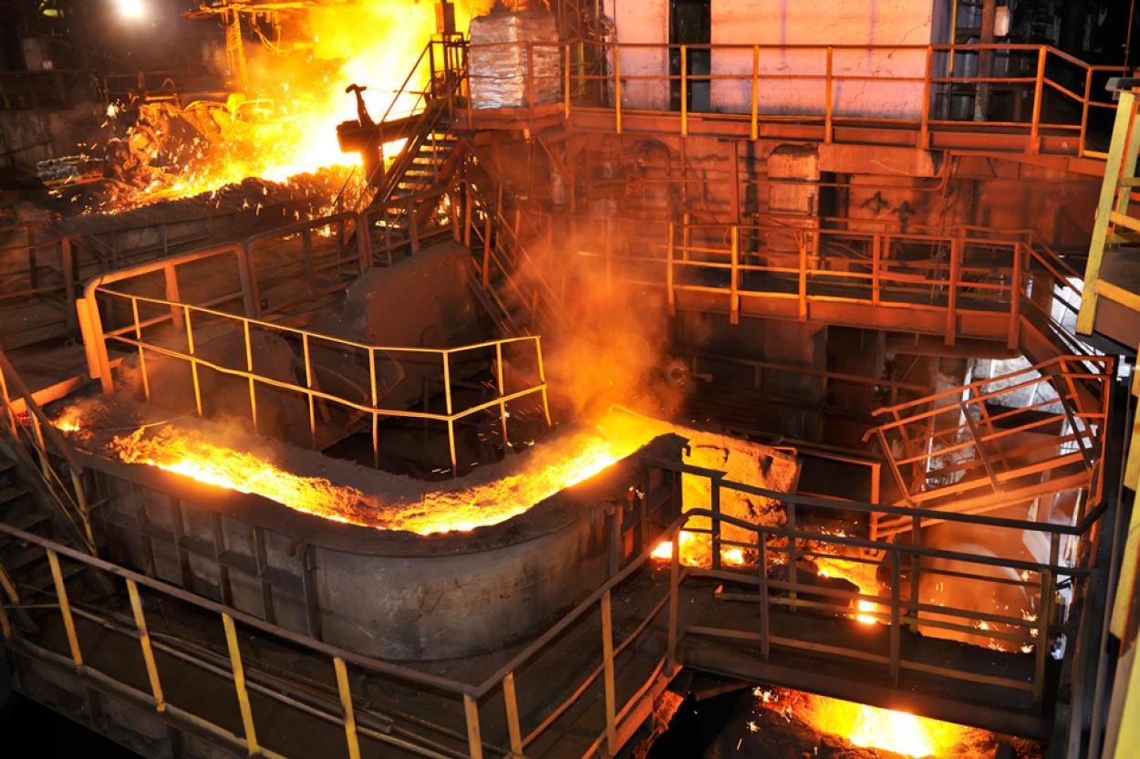 കൊച്ചിയിലെ ഓയിൽ കമ്പനിയിൽ തീപിടിത്തം.  ഒരു മരണം.  വലിയ പൊട്ടിത്തെറി ഉണ്ടായെന്ന്  പ്രദേശവാസികൾ.