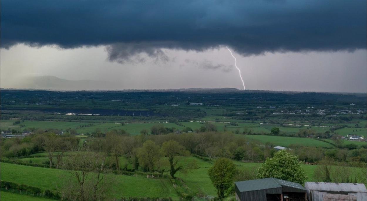 കരിങ്കുന്നത്ത് ഇന്നലെ രാത്രി ശക്തമായ കാറ്റും മഴയും മിന്നലും ഉണ്ടായി.