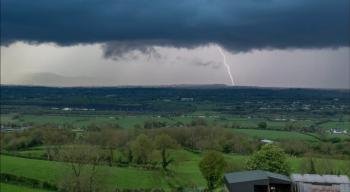 കരിങ്കുന്നത്ത് ഇന്നലെ രാത്രി ശക്തമായ കാറ്റും മഴയും മിന്നലും ഉണ്ടായി.