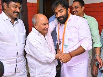 തിരഞ്ഞെടുപ്പ് പ്രചാരണത്തിന്റെ ആവേശമായ ‘കലാശക്കൊട്ട്’ ഒഴിവാക്കി പുതുപ്പള്ളിയിൽ ചാണ്ടി ഉമ്മൻ