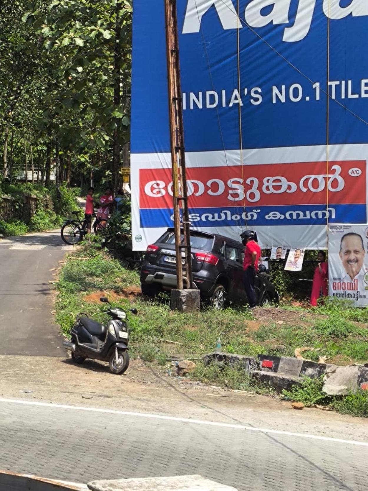 നെല്ലാപ്പാറ  "S"  വളവിൽ  വീണ്ടും അപകടം.