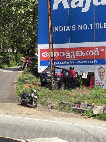 നെല്ലാപ്പാറ  "S"  വളവിൽ  വീണ്ടും അപകടം.