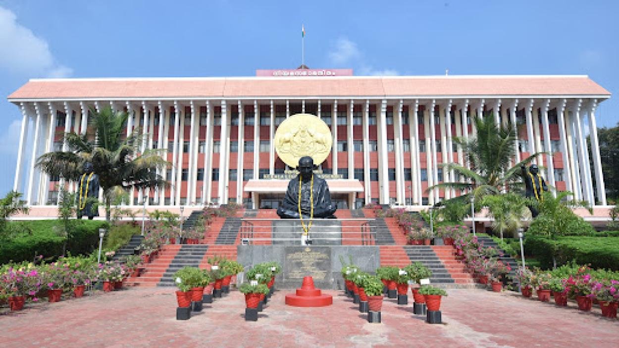 കോൺഗ്രസിൽ  മുഖ്യമന്ത്രി കസേരക്കായുള്ള  വടംവലി മുറുകുന്നു