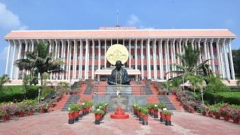 കോൺഗ്രസിൽ  മുഖ്യമന്ത്രി കസേരക്കായുള്ള  വടംവലി മുറുകുന്നു