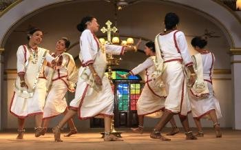 കൊടുങ്കാറ്റായി സ്റ്റാർക്ക്, ഉലയാതെ ജോറൂട്ട്; ആഷസിൽ തീപാറും പോരാട്ടം