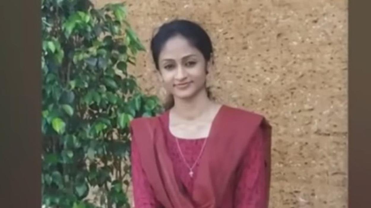 മേക്കപ്പിനുള്ള ബില്ലും സര്‍ക്കാരിന്; വ്യാജ ബില്‍ നല്‍കി പണം തട്ടാന്‍ ശ്രമിച്ചതിന് മുന്‍സിഫ് മജിസ്ട്രേറ്റിന് സസ്പെൻഷൻ