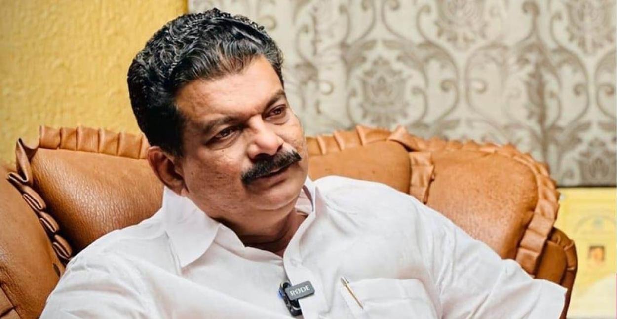 ബേപ്പൂരിൽ തോറ്റാൽ മൊട്ടയടിച്ച് കാതിൽ കമ്മലിട്ട് മാനാഞ്ചിറ വഴി നടക്കും; വെല്ലുവിളിച്ച് അൻവർ