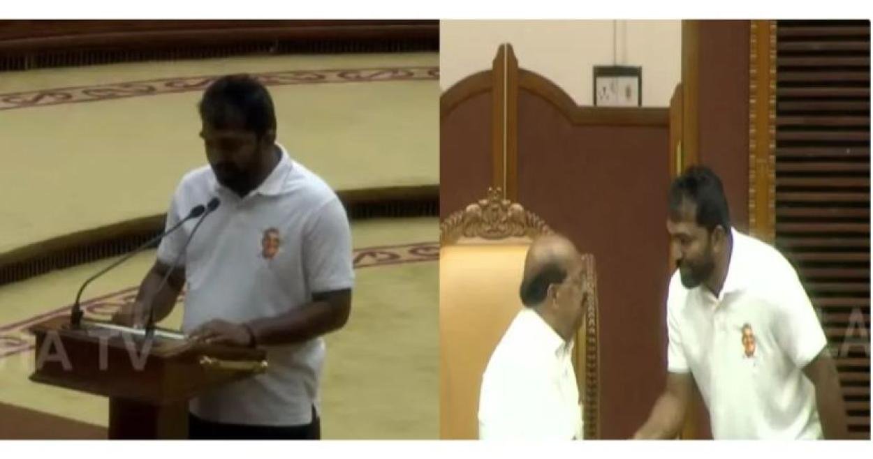 ചാണ്ടി ഉമ്മൻ സത്യപ്രതിജ്ഞയ്ക്കായി നിയമസഭയിലെത്തിയത് സൈക്കിളിൽ; ഷർട്ടിൽ പിതാവിന്റെ ചിത്രം