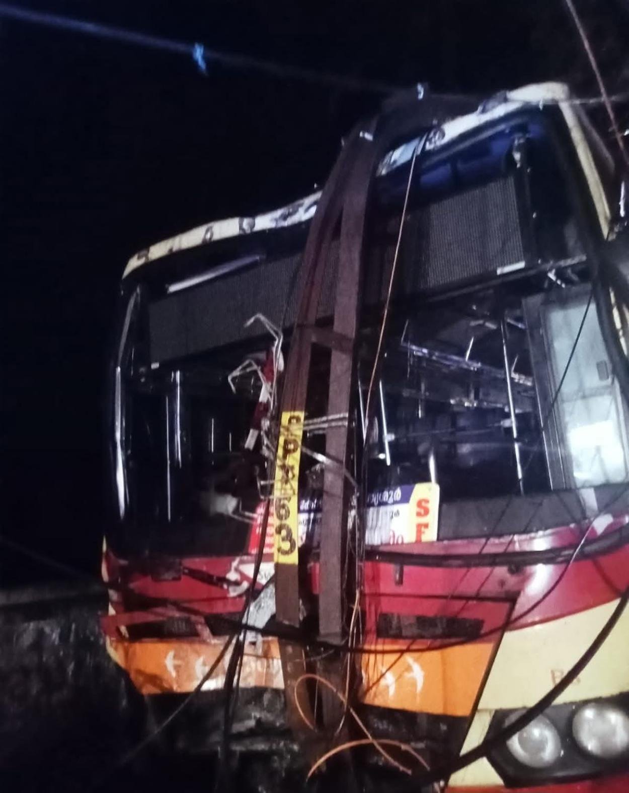 പാലാ കാനാട്ടുപാറയ്ക്ക് സമീപം നിയന്ത്രണം വിട്ട കെ എസ് ആർ ടി സി ബസ് വൈദ്യുതി തൂൺ തകർത്തു.