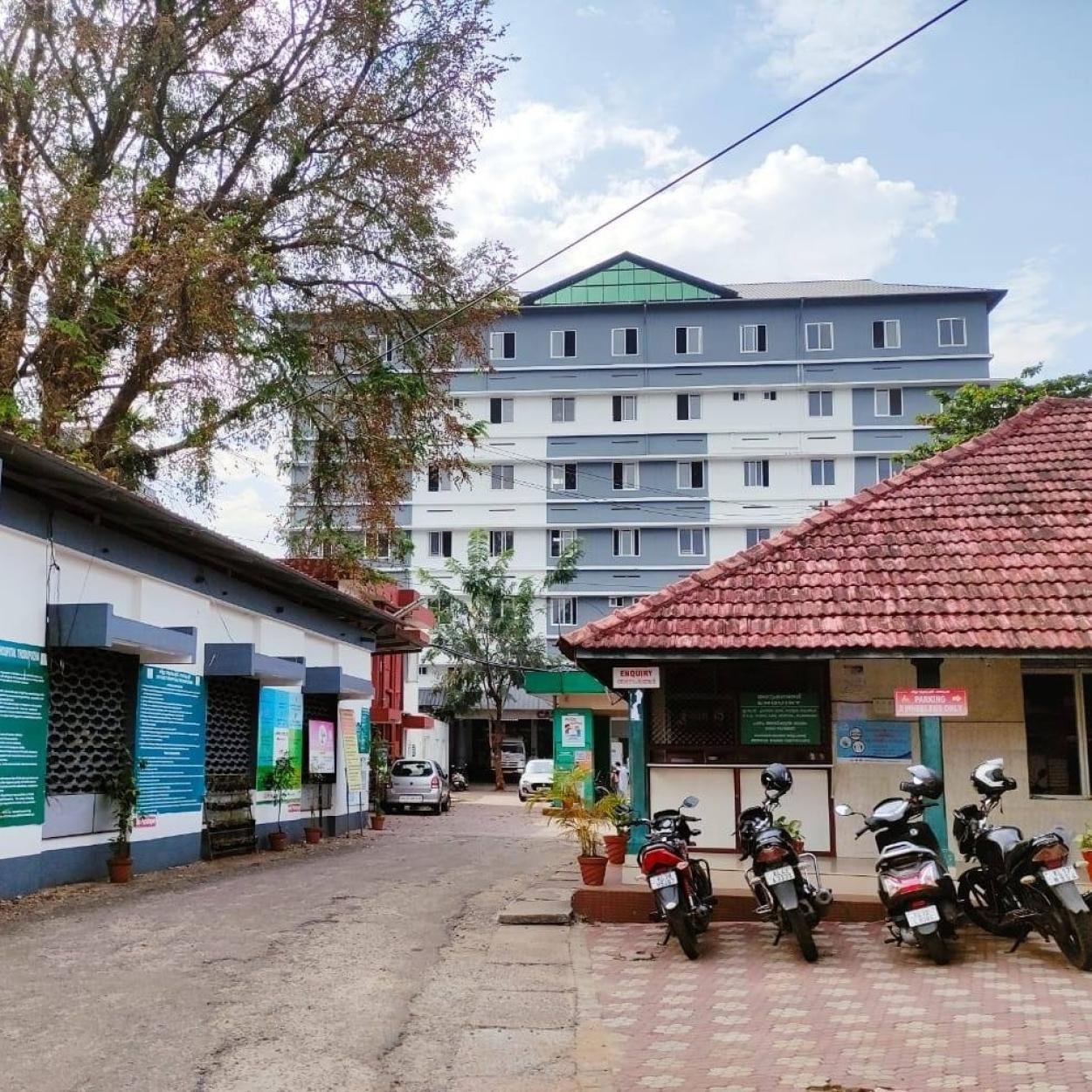 ജില്ലാ ആശുപത്രിയിൽ ചികിത്സ തേടിയെത്തുന്നവർക്ക് മണിക്കൂറുകളോളം ക്യൂവിൽ കാത്തുനിന്ന ശേഷമാണ് സേവനം ലഭിക്കുന്നത്