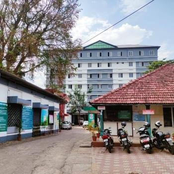 ജില്ലാ ആശുപത്രിയിൽ ചികിത്സ തേടിയെത്തുന്നവർക്ക് മണിക്കൂറുകളോളം ക്യൂവിൽ കാത്തുനിന്ന ശേഷമാണ് സേവനം ലഭിക്കുന്നത്