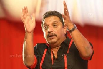 കാട്ടാന ആക്രമണം പരിശോധിക്കാന്‍ എത്തിയ വനംമന്ത്രിയെ വഴിതടഞ്ഞ് കാട്ടാന