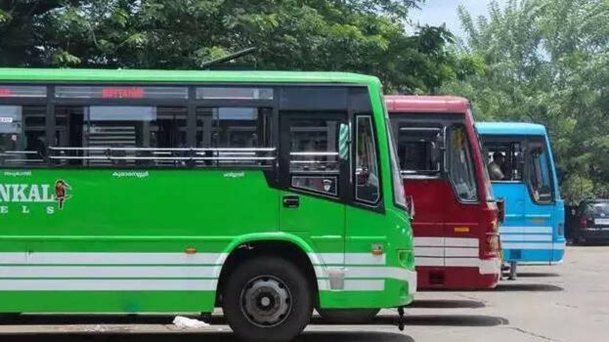 മദ്യപിച്ച് ബസ് ഓടിച്ച ഡ്രൈവറെയും കണ്ടക്ടറെയും പൊലീസ് പിടികൂടി
