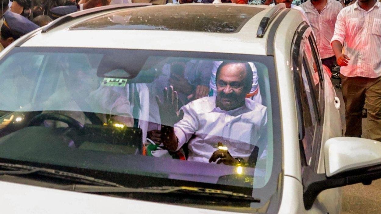 കെഎസ്ആര്‍ടിസി ഓർഡിനറി ബസിൽ സ്ത്രീകള്‍ക്കും ട്രാന്‍സ്‌ജെന്‍ഡറുകള്‍ക്കും ജൂണ്‍ 15 മുതല്‍ സൗജന്യയാത്ര; പ്രഖ്യാപിച്ച് മുഖ്യമന്ത്രി
