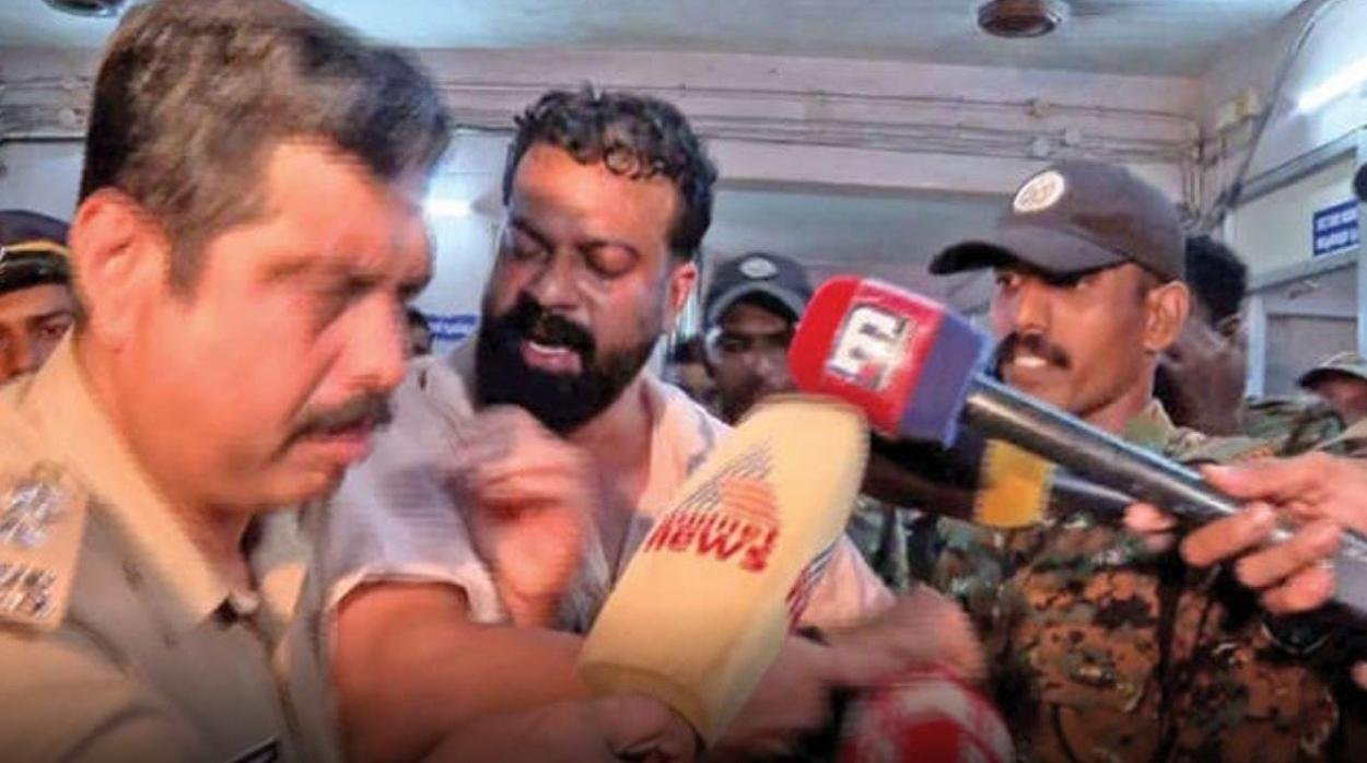 ബിജെപി കൗൺസിലറെ അറസ്റ്റ് ചെയ്യുവാൻ പൊലീസിന് ആകാശത്തേക്ക് വെടി വയ്‌ക്കേണ്ടി വന്നു