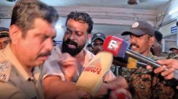 ബിജെപി കൗൺസിലറെ അറസ്റ്റ് ചെയ്യുവാൻ പൊലീസിന് ആകാശത്തേക്ക് വെടി വയ്‌ക്കേണ്ടി വന്നു
