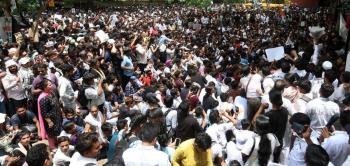 കോക്രോച്ച് ജനത പാര്‍ട്ടിയുടെ പ്രതിഷേധത്തിന്റെ ഭാഗമായി; അധ്യാപികയ്ക്ക് സസ്‌പെന്‍ഷന്‍