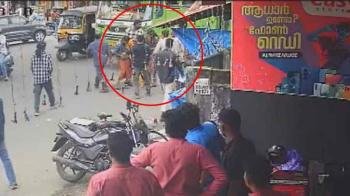 ചായച്ചേട്ടൻ ഇല്ലായിരുന്നെങ്കിൽ ദൃശ്യങ്ങൾ പലരുടെയും മൊബൈലിലെത്തിയേനെ'; ഷാജിക്ക് അഭിനന്ദന പ്രവാഹം