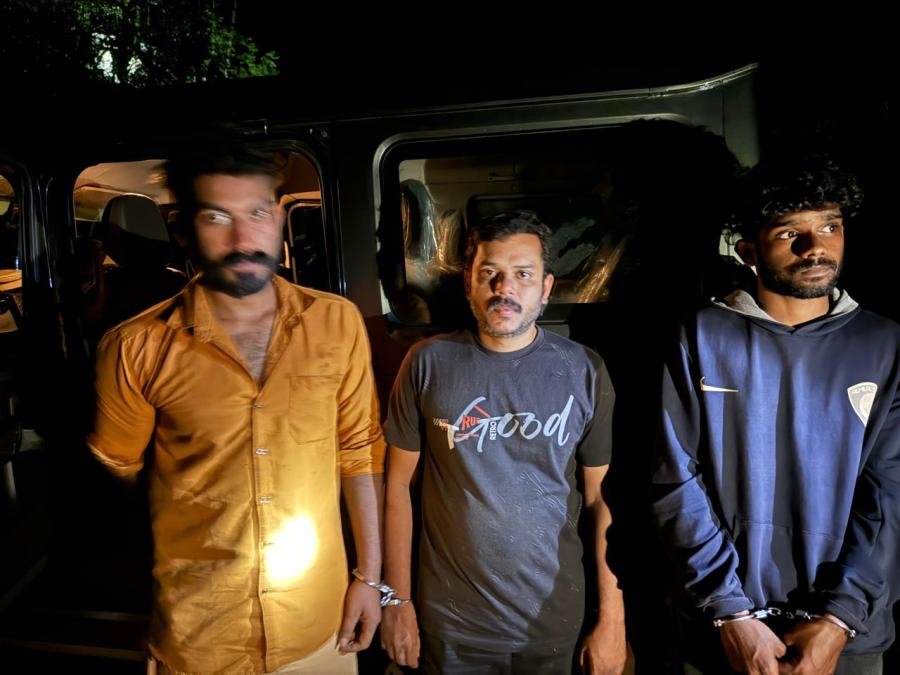 കരിങ്കുന്നത്ത്     തൂഫാൻ - നാർക്കോ ഹണ്ട് ൻ്റെ ഭാഗമായി കുഴിമറ്റത്ത് നിന്നും 3 യുവാക്കളെ 10 കിലോ കഞ്ചാവുമായി ഇന്നലെ രാത്രി  പൊലീസ് പിടികൂടി.