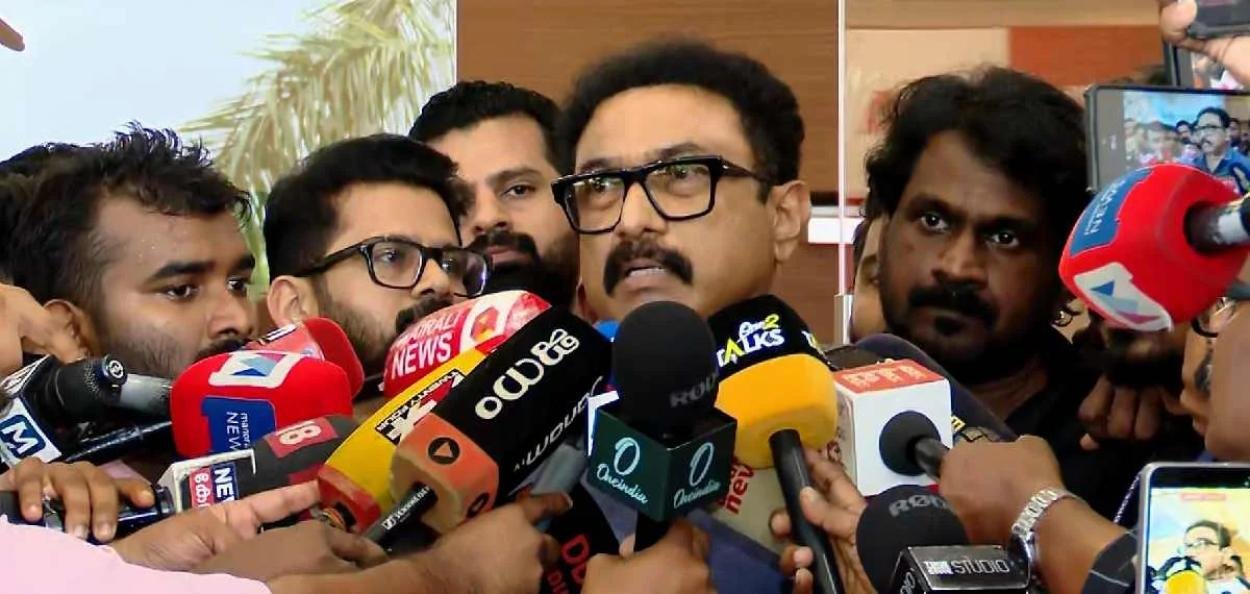 അമ്മ മുന്‍ പ്രസിഡന്റ് ശ്വേത മേനോന് എതിരെ ആഞ്ഞടിച്ച് നടന്‍ ബാബുരാജ്. ഇത്രയും നാള്‍ ലേഡീസ് കാര്‍ഡ് ഇറക്കി കളിക്കുകയായിരുന്നുവെന്ന് ബാബുരാജ്
