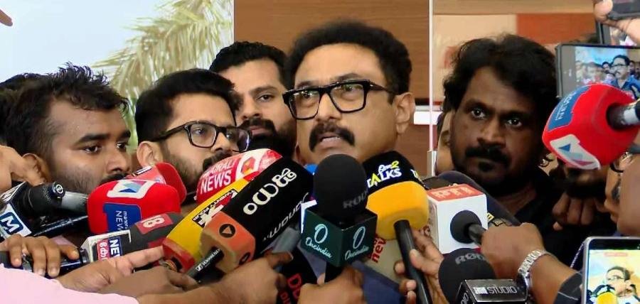അമ്മ മുന്‍ പ്രസിഡന്റ് ശ്വേത മേനോന് എതിരെ ആഞ്ഞടിച്ച് നടന്‍ ബാബുരാജ്. ഇത്രയും നാള്‍ ലേഡീസ് കാര്‍ഡ് ഇറക്കി കളിക്കുകയായിരുന്നുവെന്ന് ബാബുരാജ്