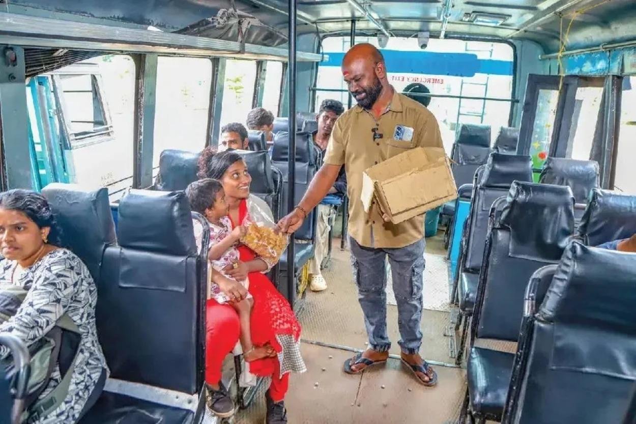 സൗജന്യയാത്ര പദ്ധതി സ്വകാര്യ ബസ് മേഖലയെ കടുത്ത പ്രതിസന്ധിയിലാക്കി:അച്ചപ്പം വിറ്റ് പ്രതിഷേധിച്ച് ബസ് ജീവനക്കാർ