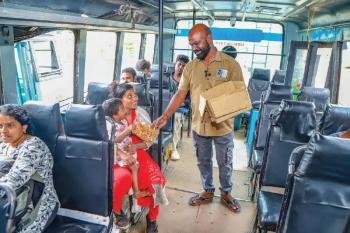 സൗജന്യയാത്ര പദ്ധതി സ്വകാര്യ ബസ് മേഖലയെ കടുത്ത പ്രതിസന്ധിയിലാക്കി:അച്ചപ്പം വിറ്റ് പ്രതിഷേധിച്ച് ബസ് ജീവനക്കാർ
