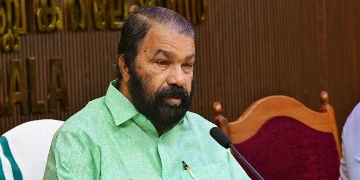 പവർകട്ടിൽ യുഡിഎഫിനെ ട്രോളി വി ശിവൻകുട്ടി:“പകൽ സൺ ഉഷാറാക്കും രാത്രി സണ്ണി എടങ്ങേറാക്കും, ബിസ്മയത്തിന്റെ അതിതീവ്ര നാളുകൾ!’