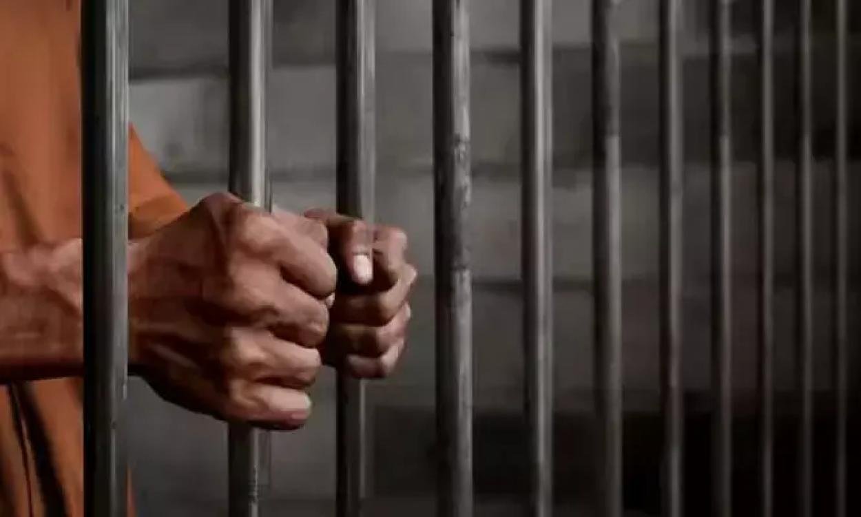 ഒന്നും നോക്കാതെ 'ടോയ്ലറ്റ് ക്ലീനർ' എടുത്ത് കുടിച്ചു; മുട്ടം സബ് ജയിലിനെ നടുക്കി റിമാൻഡ് പ്രതിയുടെ ആത്മഹത്യ ശ്രമം; ആശുപത്രിയിലേക്ക് മാറ്റി