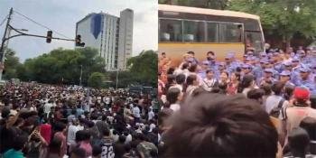 അല്ല പിന്നെ, ജെൻസികളോടാ സാറുമ്മാരുടെ കളി, പ്രതിഷേധം തകർക്കാൻ ഓടിപ്പാഞ്ഞുവന്ന പോലീസുകാരെ ഒരൊറ്റ ജന​ഗണമനകൊണ്ട് സ്റ്റാച്യുവാക്കി ഡൽഹിയിലെ പിള്ളേർ…