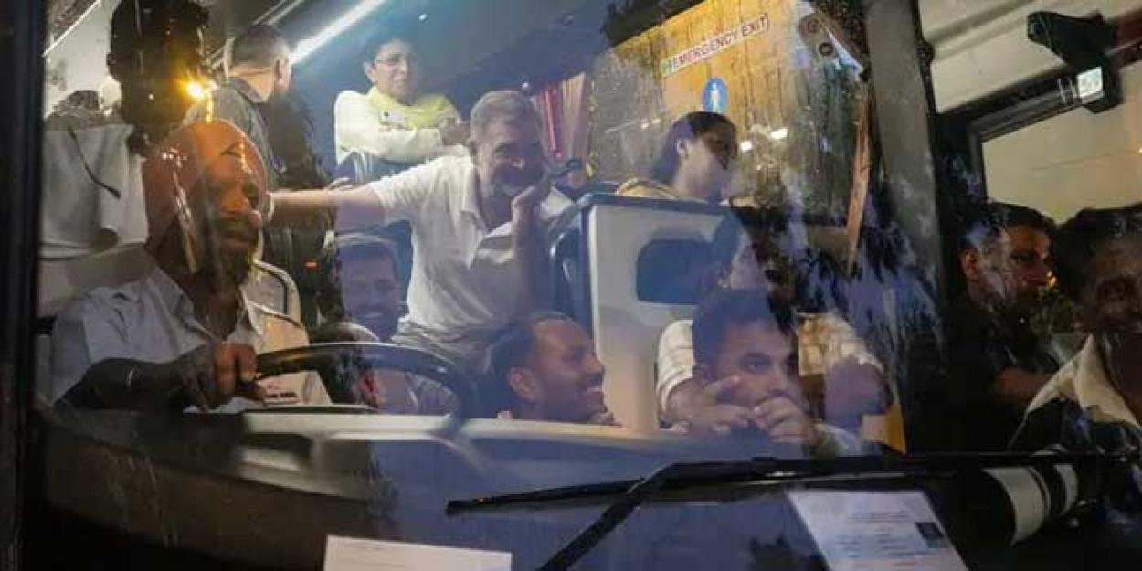 രാജ്യതലസ്ഥാനത്ത് പ്രതിഷേധത്തിന് പുതിയ പോർമുഖം, രാഹുൽ ​ഗാന്ധി സഞ്ചരിച്ച ബസ് ബാരിക്കേഡ് വച്ച് തടയാൻ ശ്രമം, തടസം മറികടന്ന് ഗാന്ധി സ്മൃതിയിലേക്ക് ഇൻഡ്യ സഖ്യത്തിലെ എംപിമാരുടെ മാർച്ച്