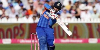 റെക്കോഡുകൾ തകർക്കുന്നത് ചെക്കനിപ്പോ ഒരു ഹരമാ… 18 ബോളിൽ അർധ സെഞ്ചുറി!! അന്താരാഷ്ട്ര ടി20 ക്രിക്കറ്റിൽ അർധ സെഞ്ചുറി പൂർത്തിയാക്കുന്ന പ്രായം കുറഞ്ഞ താരമായി വണ്ടർ കിഡ്, സിംബാബെയെ 7 വിക്കറ്റിന് തകർത്ത് ടീം ഇന്ത്യ