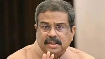 പാറ്റകളുടെ പ്രക്ഷോഭം കത്തി ;പ്രധാന്റെ കസേര നിലം പൊത്തി