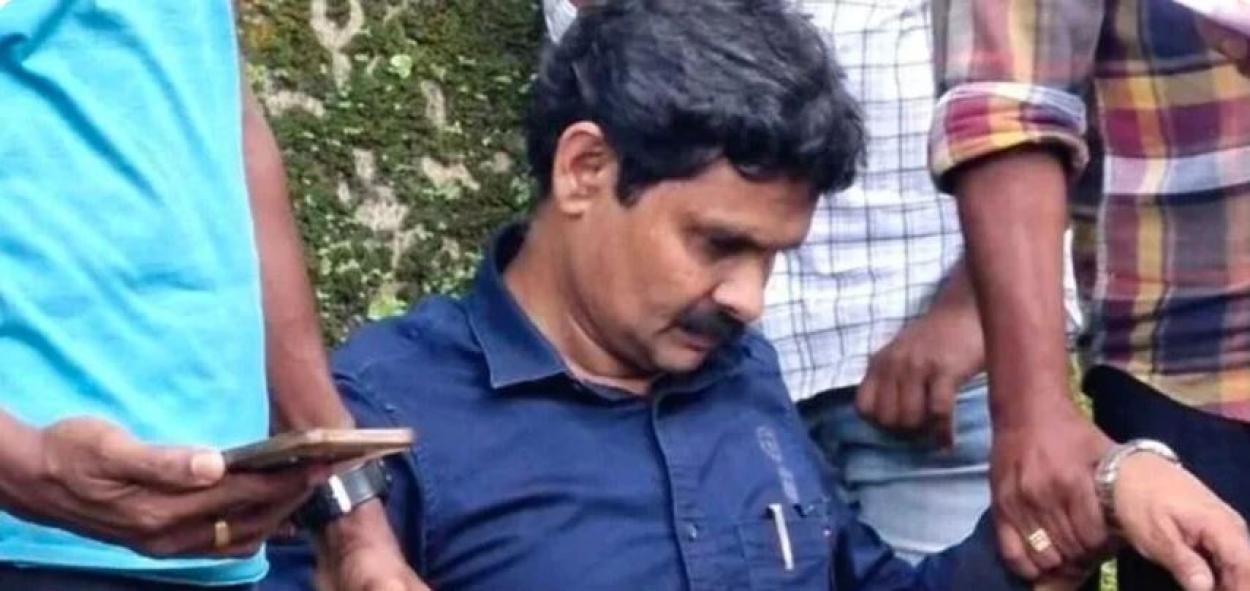 75000 രൂപാ കൈക്കൂലി വാങ്ങി പോക്കറ്റിൽ ഇട്ടതിന് തൊട്ട് പിന്നാലെ തൊടുപുഴ മുൻസിപ്പൽ സെക്രട്ടറിയെ വിജിലൻസ് പിടികൂടി
