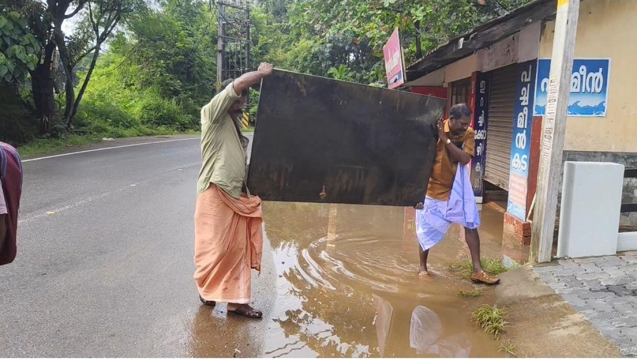 *പാലാ മുണ്ടു പാലത്തുള്ള സാംസങ്ങ് കസ്റ്റമർ സെൻ്ററിൽ സൂക്ഷിച്ചിരുന്ന 35 ൻ്റെയടക്കം TV കൾ വെള്ളപൊക്കത്തിൽ ഒഴുകി പോയി രാവിലെ നാട്ടുകാർ ഇതെല്ലാം കണ്ടെത്തി സാംസങ്ങ് കടയിലെത്തിച്ചു*  
