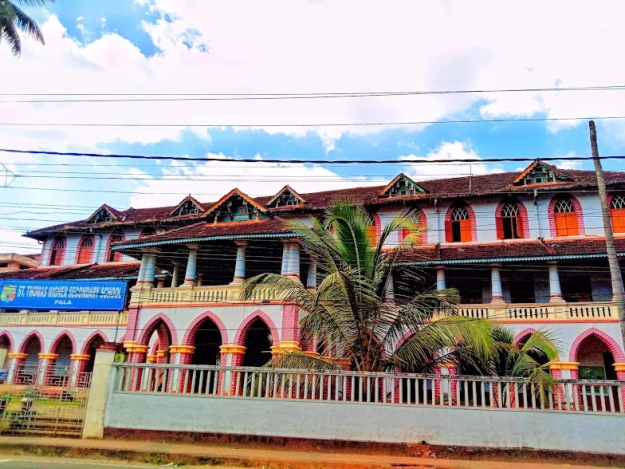 പാലാ സെന്റ് തോമസ് ഹയർ സെക്കൻഡറി സ്കൂളിൽ വിദ്യാർത്ഥിനിയെ കയറിപ്പിടിച്ച അധ്യാപകനെ വിദ്യാർത്ഥികൾ കൈകാര്യം ചെയ്യുന്ന ദൃശ്യങ്ങൾ പുറത്ത്; ഗുരുതര കുറ്റകൃത്യം ശ്രദ്ധയിൽപ്പെട്ടിട്ടും നടപടിയെടുക്കാതെ മാനേജ്മെന്റ്: മർദ്ദന ദൃശ്യങ്ങൾ വാർത്തയോടൊപ്പം