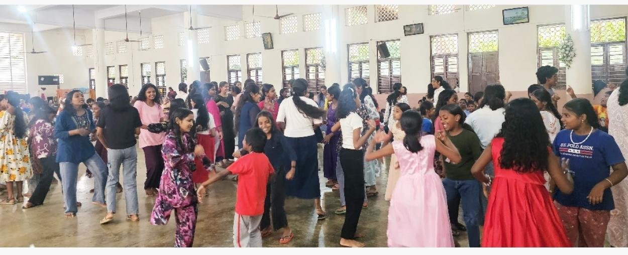 പാട്ടും ഡാൻസുമായി സ്‌കൂൾ ഹോസ്റ്റലിലെ വിദ്യാർഥികൾ എത്തിപ്പോൾ ദുരിതാശ്വാസ ക്യാമ്പിലെ കുട്ടികൾക്കും സന്തോഷം