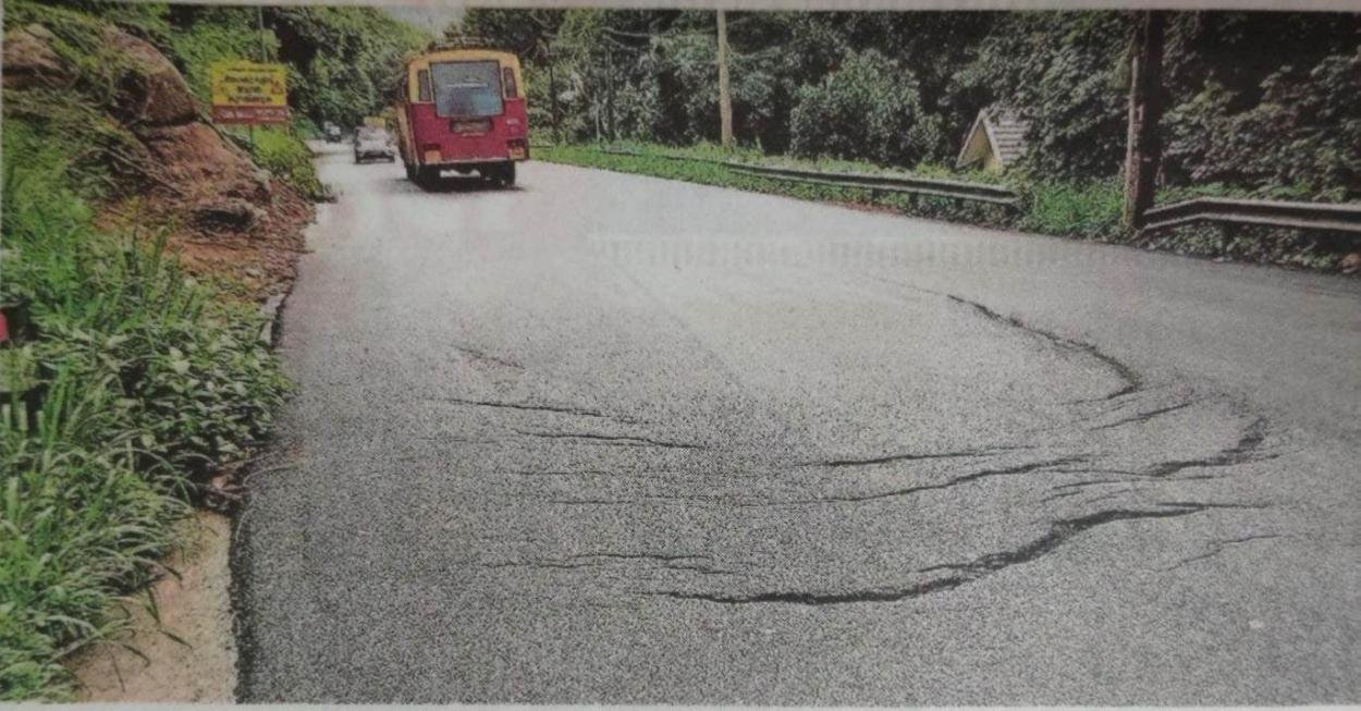 പാലാ - തൊടുപുഴ ഹൈവെയിൽ  രണ്ടാഴ്ച മുമ്പ് ചെയ്ത ടാറിങ്ങിൽ വിള്ളൽ