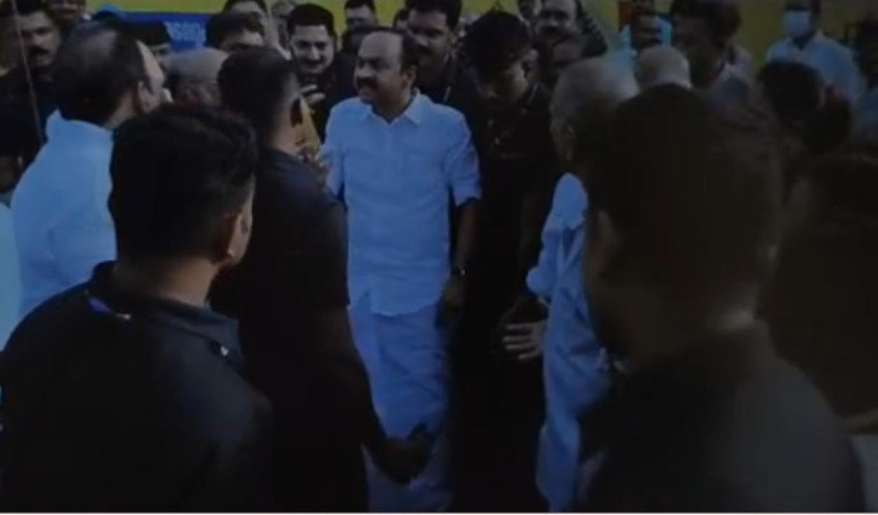 മുഖ്യമന്ത്രിയുടെ വാഹനം തടഞ്ഞ് കോൺഗ്രസ് പ്രാദേശിക നേതാക്കൾ; പ്രതിഷേധം, കേസെടുക്കുമെന്ന് പൊലീസ്