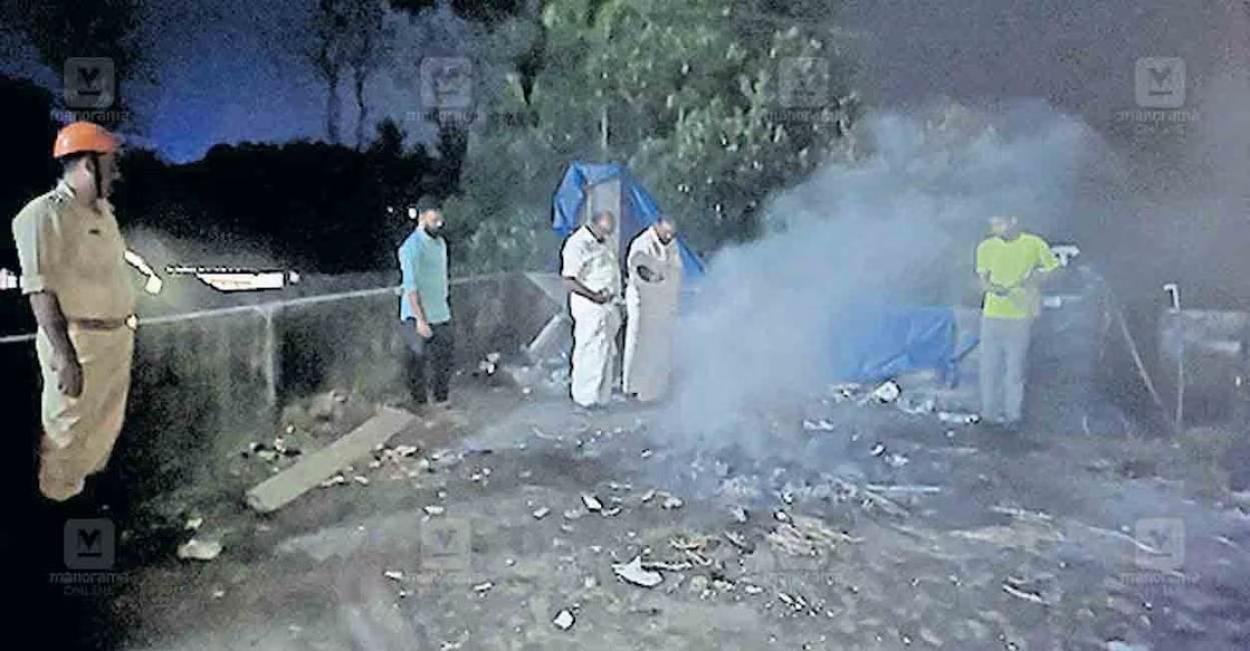 രാത്രി മൂന്നുനില കെട്ടിടത്തിന്റെ ടെറസിൽ പ്ലാസ്റ്റിക് കത്തിച്ച് ‘തോന്ന്യാസം’; പരിഭ്രാന്തിയിലായി ജനം.