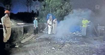 രാത്രി മൂന്നുനില കെട്ടിടത്തിന്റെ ടെറസിൽ പ്ലാസ്റ്റിക് കത്തിച്ച് ‘തോന്ന്യാസം’; പരിഭ്രാന്തിയിലായി ജനം.