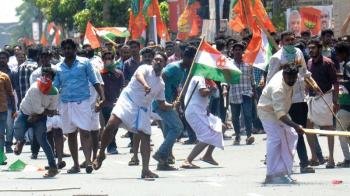 SFI–യൂത്ത് കോൺഗ്രസ് പ്രവർത്തകർ തമ്മിൽ സംഘർഷം; നഗരത്തിൽ സംഘർഷാവസ്ഥ