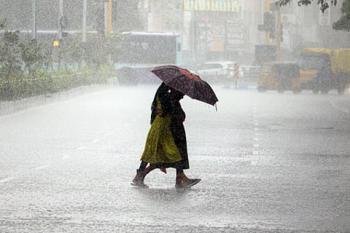കേരളത്തിൽ മഴ കനക്കും; 7 ജില്ലകളിൽ യെല്ലോ അലർട്ട്; തീരത്ത് കടലാക്രമണ മുന്നറിയിപ്പ്.