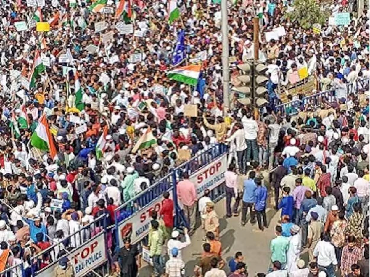 ന്യൂ ഡൽഹിയിൽ ജന്തർ മന്ദറിൽ പ്രതിഷേധ പ്രകടനം നടത്താൻ എം പി മാർക്ക് അനുമതി നിഷേധിച്ച് ഡൽഹി പോലീസ് : ന്യൂ ഡൽഹിയിൽ സംഘർഷം